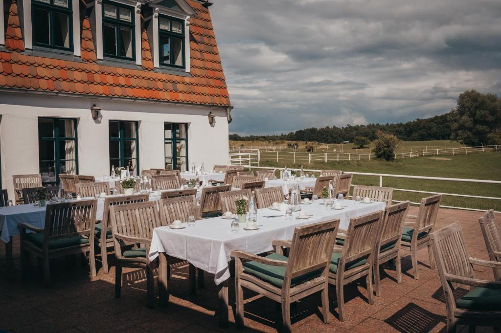 Gedeckte Tische auf der Terrasse von Gut Sarnow